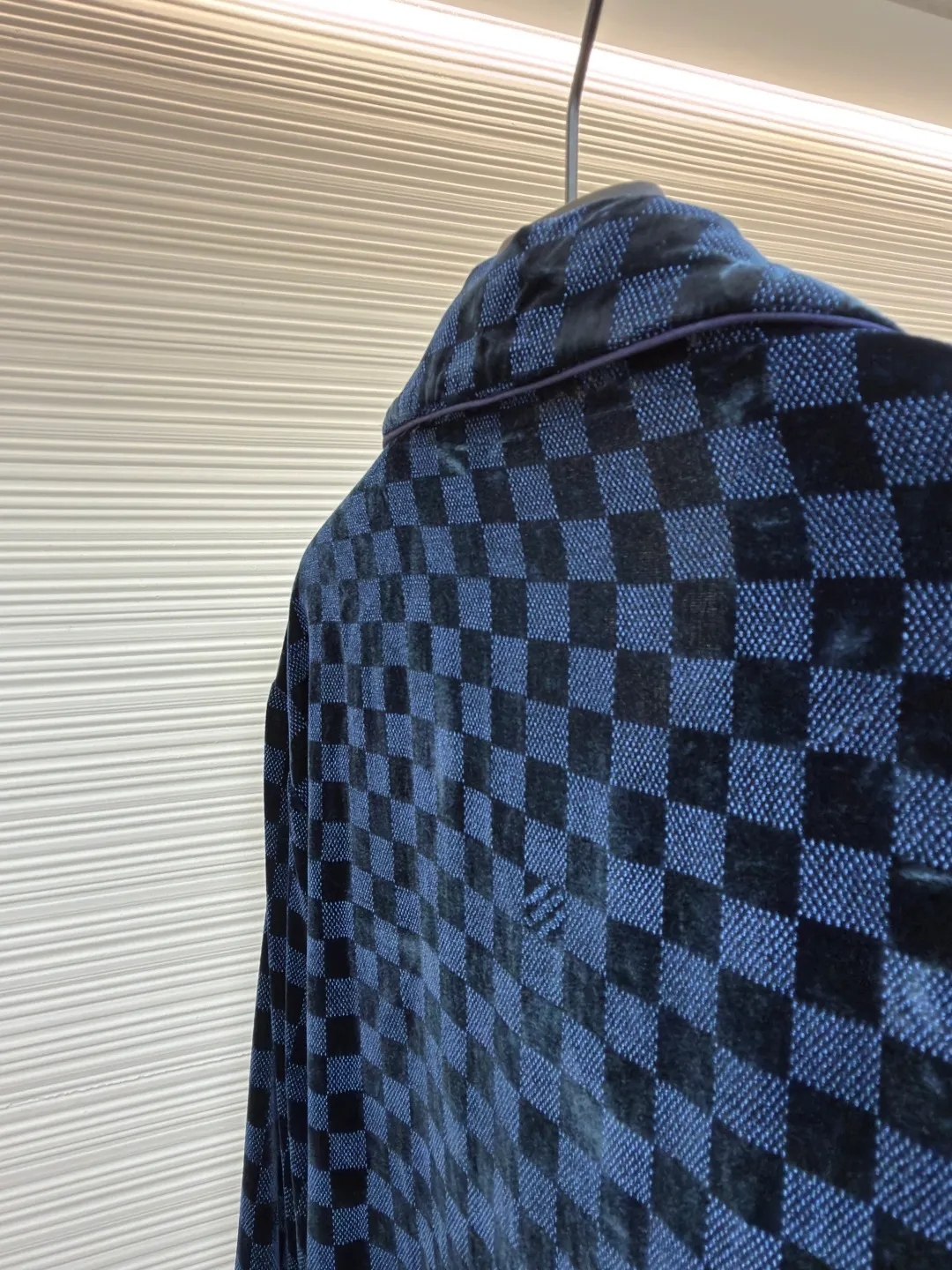LOUIS VUITTON velvet checkerboard printed shirt ●Original version: purchased and developed for 17700 ●Item number: 1681273-B70 ●Fabric: rayon blended velvet fabric ●Technology: printing production ●Color: blue and black plaid ●Version: fitted version ●Weight: about 345 grams ●Size: XS-S-M-L ●Description: Made of nylon + rayon blended velvet fabric, scanned the Y pattern to make the pattern, using a mechanical mesh of 120 mesh, a large round mesh, the slurry is mixed with powder slurry + glue, and the finished cloth is washed in a rope shape to remove the surface prints The flower paste material and the flower position of the cutting pieces are cut with positioning flowers. All single pieces are cut from the rough pattern and manually re-arranged to correct the flower position. The door cuffs are made of rayon satin wrapped with a 0.1cm wide cotton core and are matched with hand-stitched hardware buttons with glossy finish. The overall routing is straight and delicate, the fabric is comfortable and soft, the color is consistent and there is no color difference, it can be matched with the same style to create a fashionable look, and can be used in various occasions, customized accessories, complete with three standards, the same style for men and women!